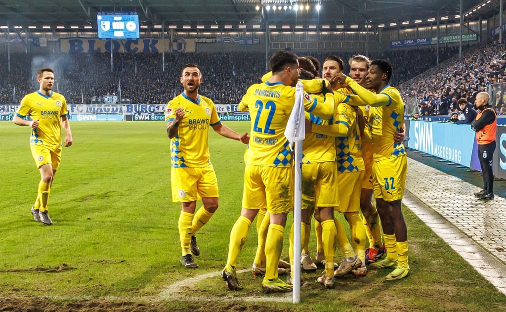 Spieler von Eintracht Braunschweig jubeln nach Tempelmanns Treffer zum 1:1.