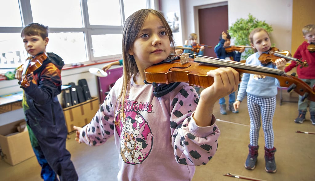 An der Grundschule Ziebigk in Dessau erhalten alle Mädchen und Jungen der zweiten Klasse Geigenunterricht – ganz normal im Unterricht.