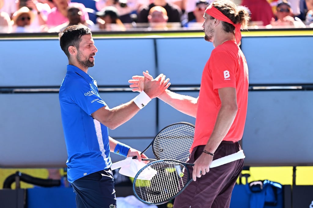 Nach dem verlorenen ersten Satz gratulierte Novak Djokovic (l) Alexander Zverev.