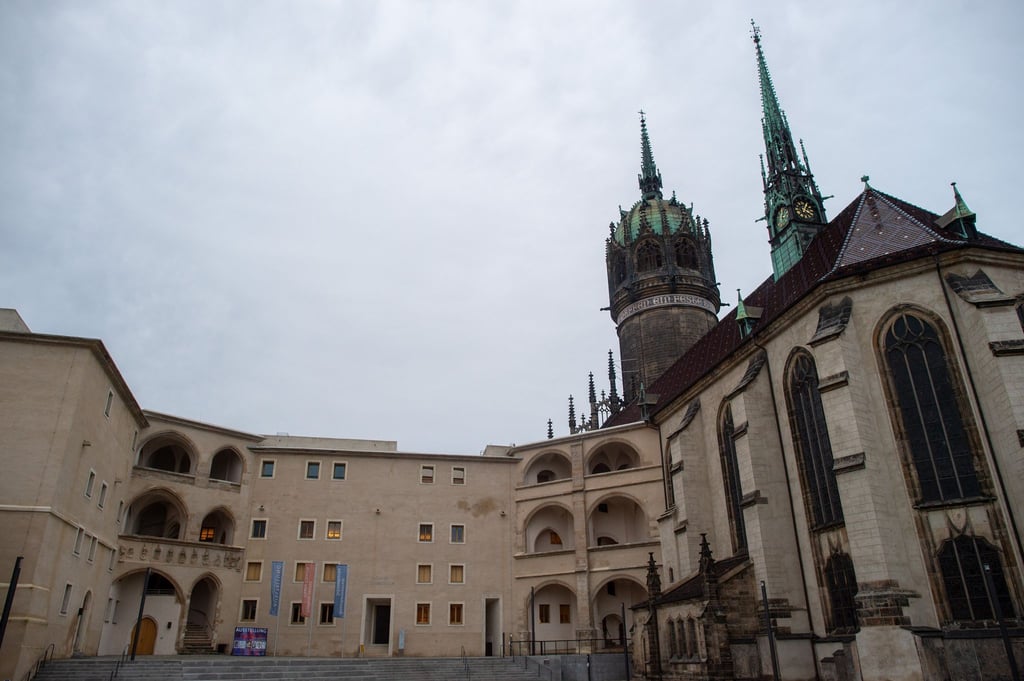 Werke des Gegenwartskünstlers Robert Weber zeigt die Stiftung Christliche Kunst Wittenberg bis Mitte Juni im Schloss der Lutherstadt. Die Ausstellung trägt den Titel „Anatomie der Ekstase“.