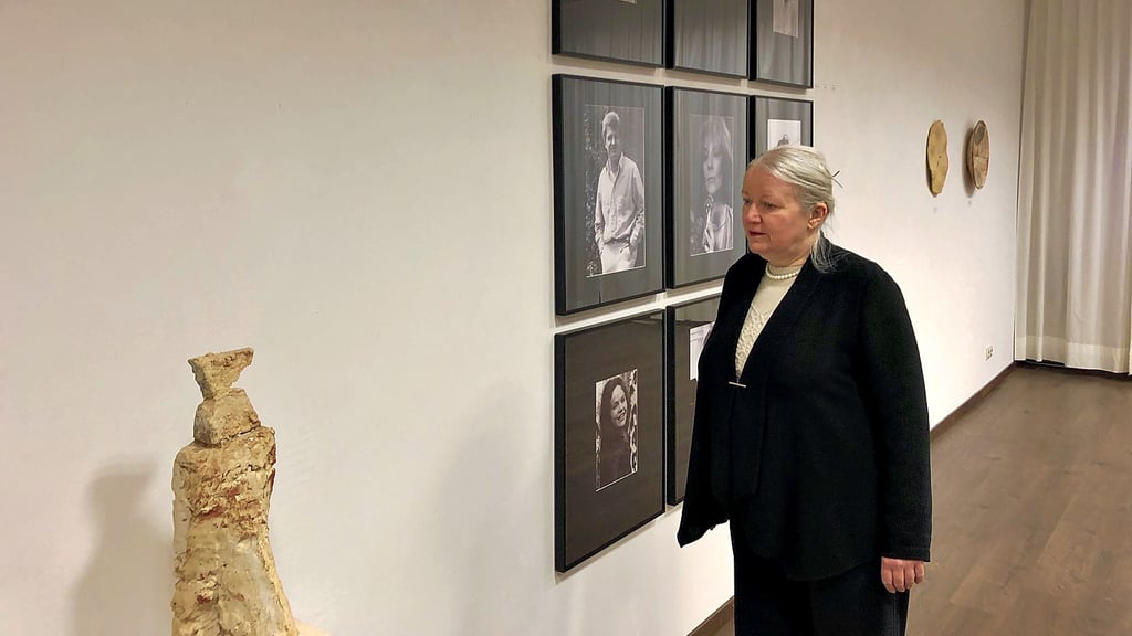 Annett Zaglmaier in der Ausstellung in der Großen Steinstraße 57.