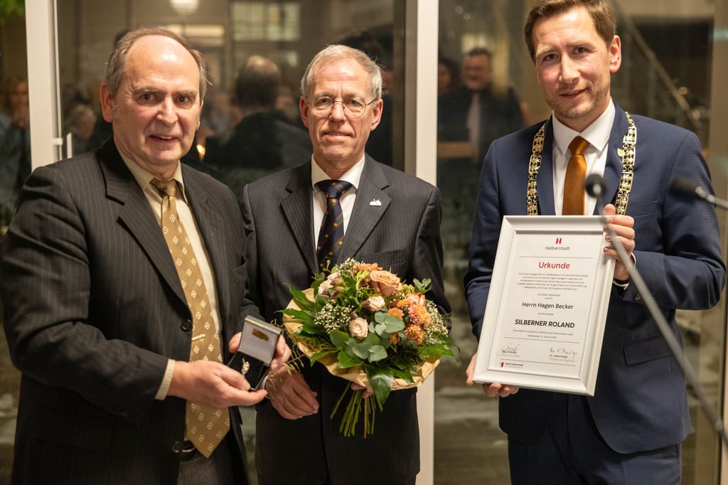 Auszeichnung von Hagen Becker durch Halberstadts Stadtratspräsident Volker Bürger und Oberbürgermeister Daniel Szarata (beide CDU), von links.