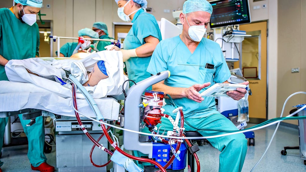 Ein ECMO-System (Vordergrund), hier überwacht von Techniker Markus Stiller, übernimmt im Notfall Herz- und Lungenfunktion.