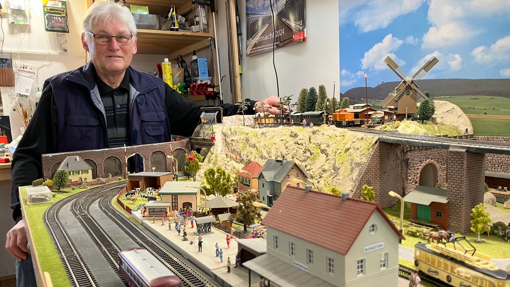 Wolfgang Kurtze war 18 Jahre lang Bürgermeister in Uichteritz. Heute tüftelt der Rentner gern an seiner Modellbahnanlage.