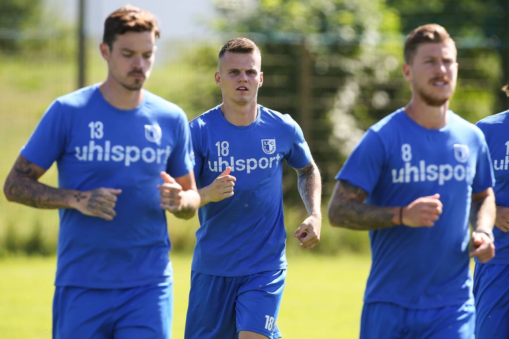 Florian Pick beim 1. FC Magdeburg (Mi.), zwischen Dennis Erdmann (li.) und Philipp Türpitz im Jahr 2017.