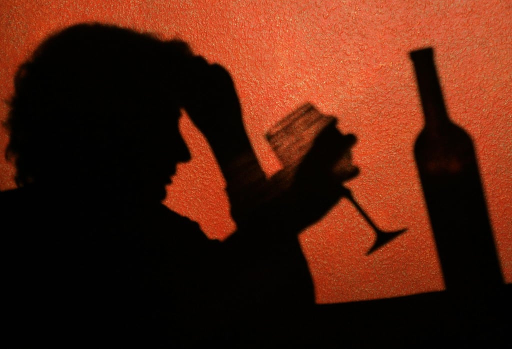 Ein Alkoholproblem ist auch meist ein Problem für das persönliche Umfeld. Wer sich Sorgen macht, sollte aber lieber keinen Druck auf Betroffene ausüben.