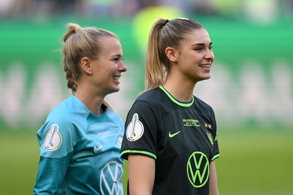 Merle Frohms (l) und Jule Brand verlassen die Wolfsburger Fußballerinnen einem Medienbericht zufolge im Sommer.