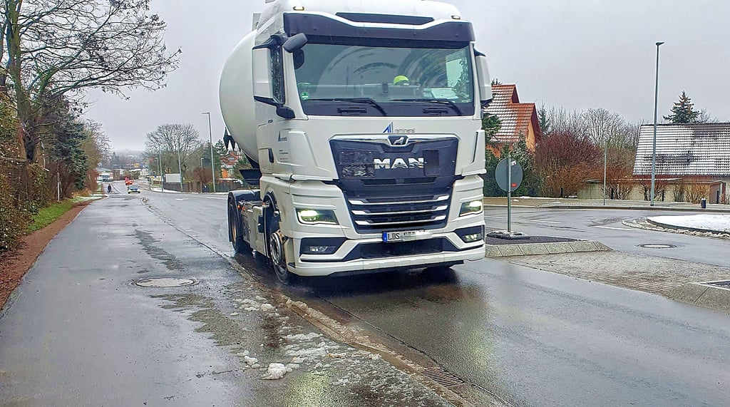 Die spitze Kurve erschschwert für den Lkw das Fahren, entspricht aber den Vorschriften. Mähdrescher müssen über den Radweg.