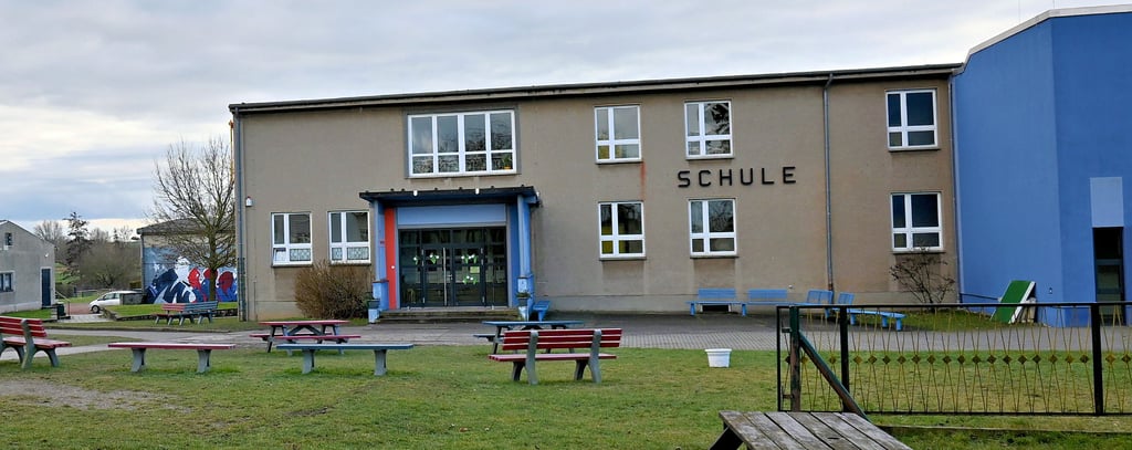 Alle Gebäude, bis auf die Turnhalle (Graffiti-Wand), werden für den Schulneubau abgerissen.