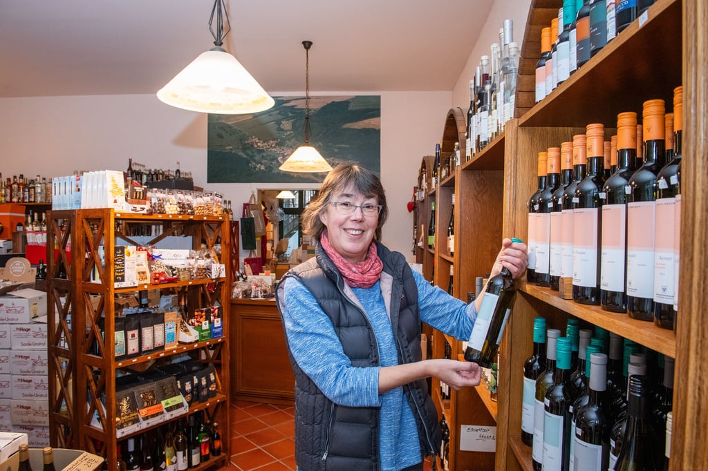 Kerstin Kermeß mit einer Flasche der Winzervereinigung. Sie bietet in ihrem Laden ein sehr breites Spektrum verschiedener Winzer und Abfüller.
