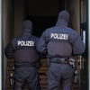 Großrazzia der Polizei und des LKA in elf Objekten, darunter auch in Salzwedel. Dabei wurde eine Schusswaffe gefunden.