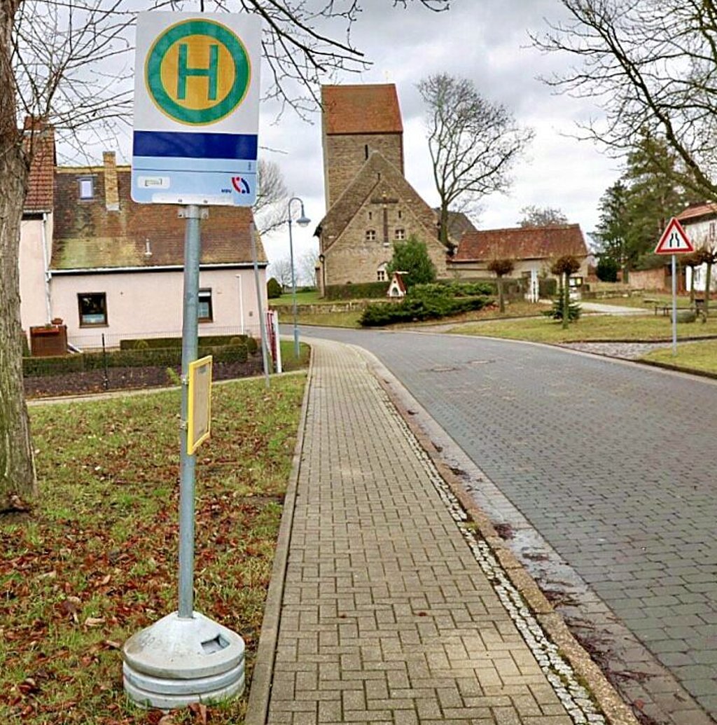 Immerhin ein Schild und ein Fahrplan: So sieht eine der beiden provisorischen Bushaltestellen aus, die es nun in Meuchen gibt.
