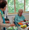 Basteln mit Papier: Renate Schedlo und Silke Schulze (von links) werden in der Selbsthilfegruppe kreativ. 