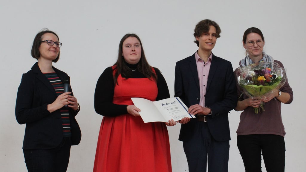 Charlotte Weber (v.l.n.r.), Elisabeth Lembke, Fritz Bosse und Lehrerin die betreuende Lehrerin Nadja Müller.
