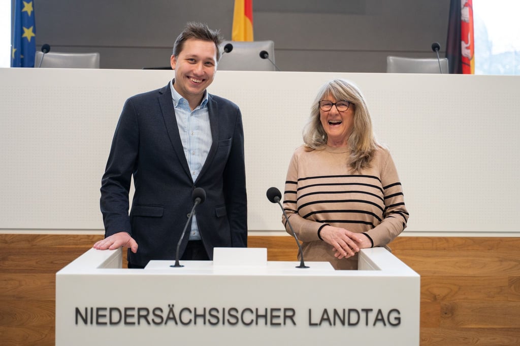 Der SPD-Landtagsabgeordnete Brian Baatzsch unterstützt Mentee Inka Behnsen zu Beginn ihres politischen Engagements.