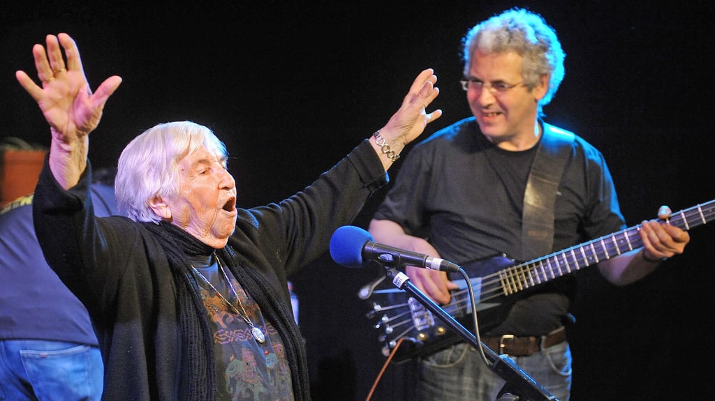 Ein Konzert gegen Antisemitismus und Rechtsextremismus hat die Auschwitz-Überlebende Esther Bejarano mit ihrem Sohn Joram (r.) 2012 in Erfurt gegeben.