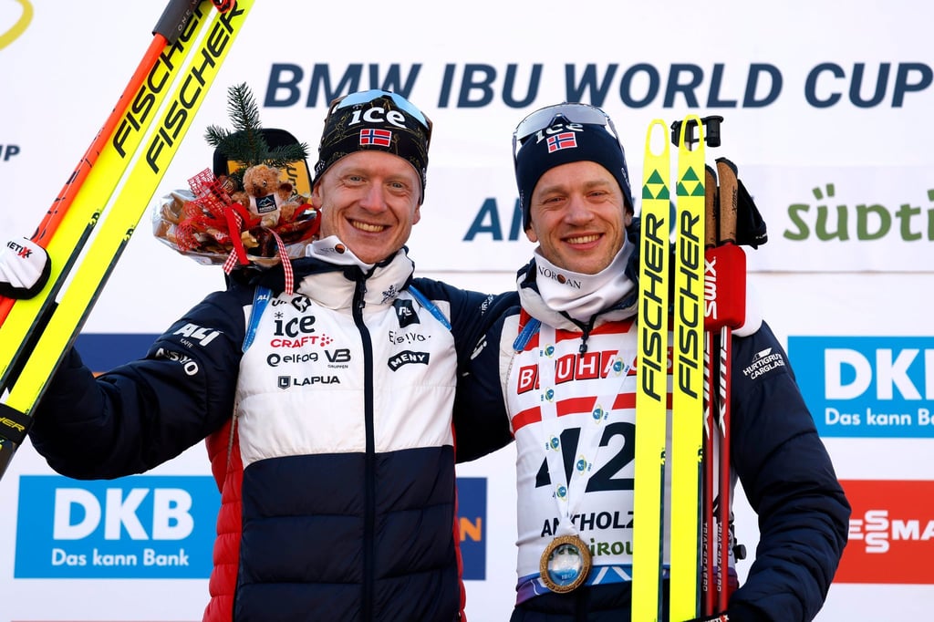 Johannes Thingnes Bö und Tarjei Bö nach dem Rennen.