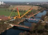 Blick von oben: Die Brücke wird über den Ruderkanal in Halle (Saale) gelegt.