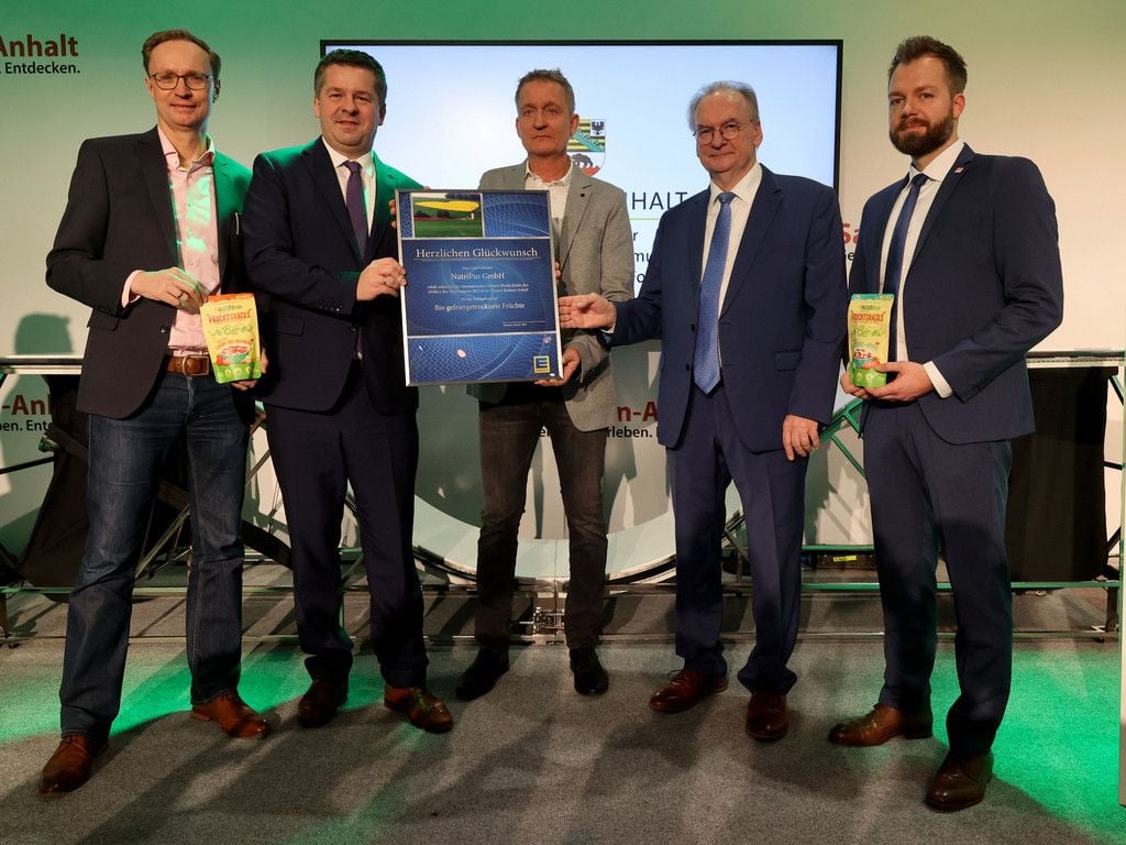 Mathias Pinnow (Geschäftsführer Edeka Minden Hannover), Sven Schulze (Minister für Wirtschaft, Tourismus, Landwirtschaft und Forsten Sachsen-Anhalt), Heiko Gothe (Geschäftsführer von NutriPur), Reiner Haseloff (Ministerpräsident Sachsen-Anhalt) und Robert Faßhauer (Projektmanager für Ernährungswirtschaft bei der Agrarmarketinggesellschaft Sachsen-Anhalt (AMG) bei der Preisverleihung (v.l.)
