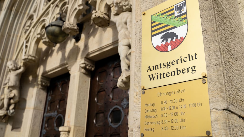 Ein alkoholisierter 44-Jähriger aus Kemberg eskalierte bei einem Einsatz des Jugendamts und bedrohte Polizisten. Er muss sich dafür jetzt vor dem Amtsgericht Wittenberg verantworten.