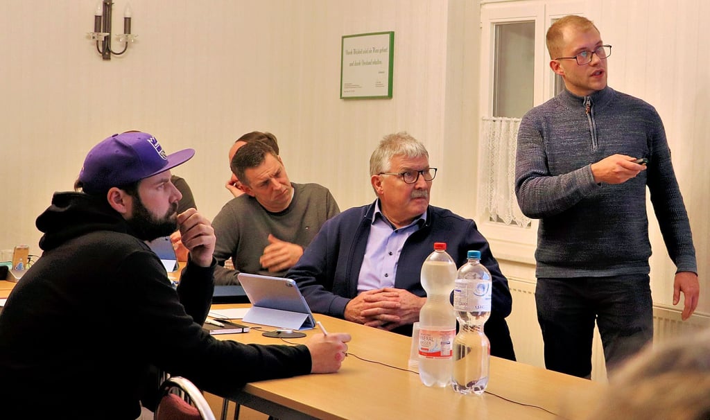 Hannes Schürmann (re.) von der Getec green energy GmbH erläuterte dem Ortschaftsrat und den vielen anwesenden Bürgern die Vorhaben für die Errichtung von Freiflächenphotovoltaik- und Windenergieanlagen in der Gemarkung Derben.