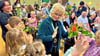 Kinder  und Lehrer  bilden  zum  Abschluss  ein Spalier, damit sich  Antje  Berger  von  jedem  persönlich verabschieden kann.   