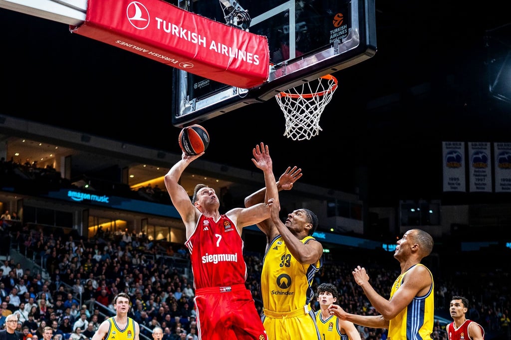 Albas David McCormack versucht Bayerns Nationalspieler Johannes Voigtmann zu verteidigen