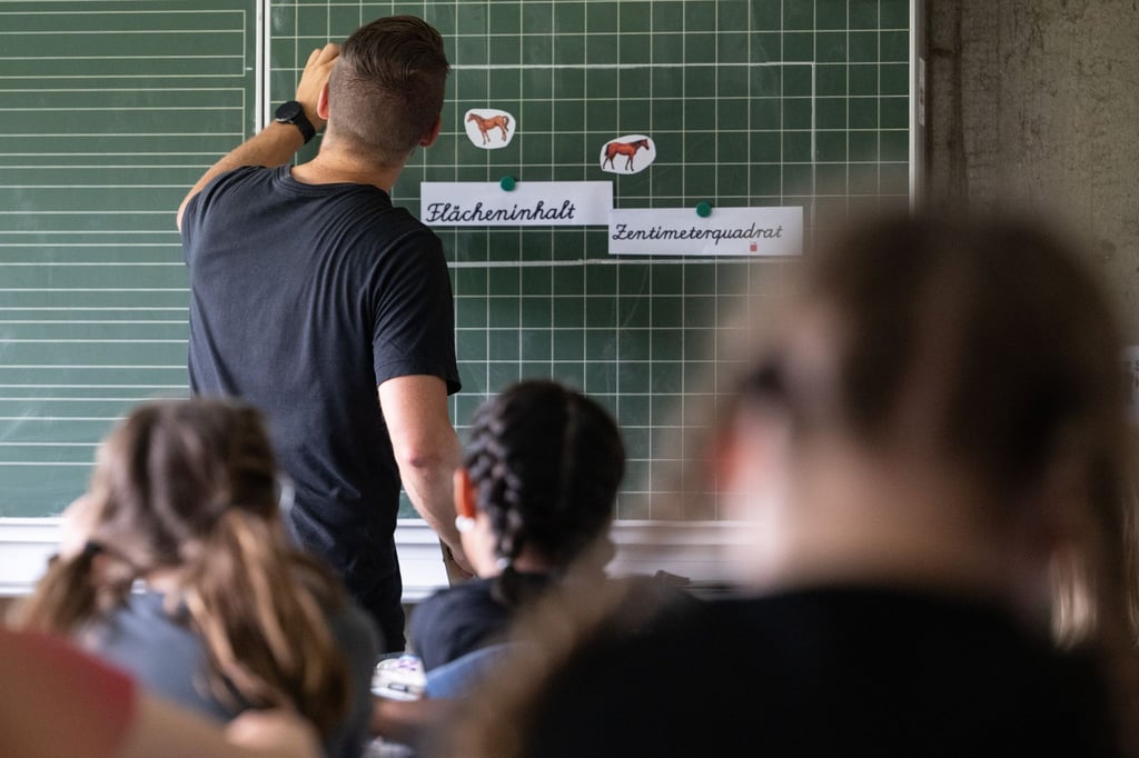 Werden Lehrer Opfer körperlicher Gewalt, so geht diese einer Umfrage zufolge fast ausschließlich von Schülerinnen und Schülern aus. (Symbolbild)