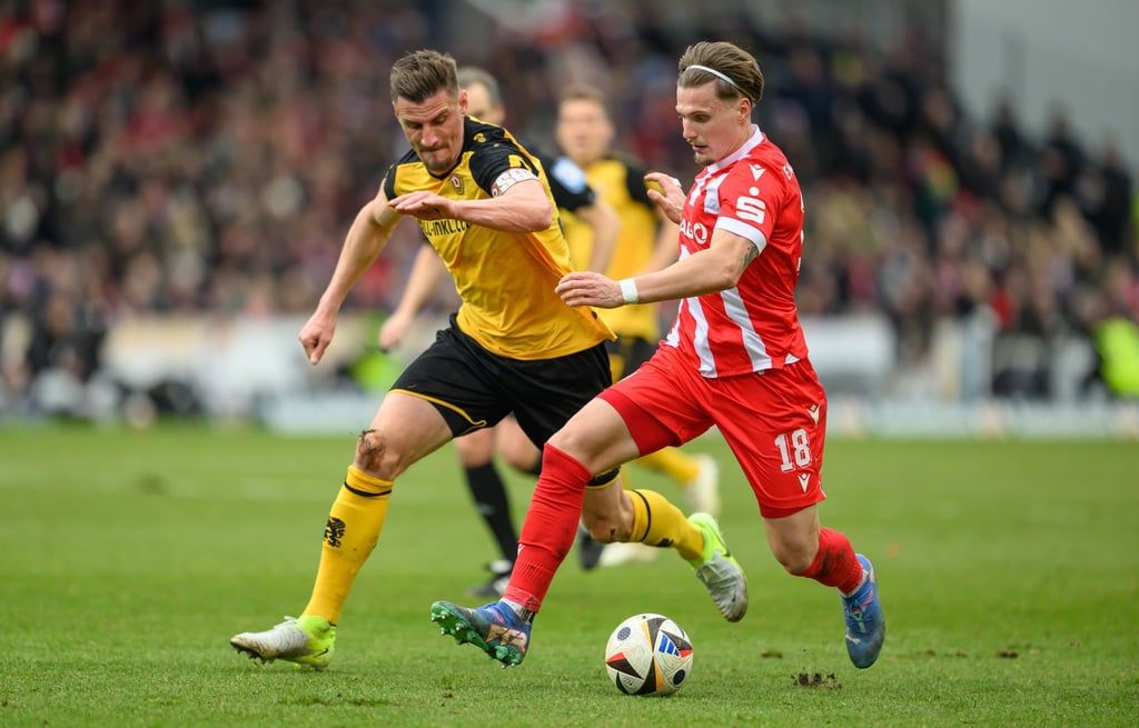 Dynamos Stefan Kutschke (l) gegen Cottbus' Erik Engelhardt.