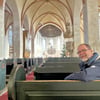 Pfarrer Peter Gümbel in den verwaisten Sitzreihen der altehrwürdigen Burger Kirche „Unser Lieben Frauen“.