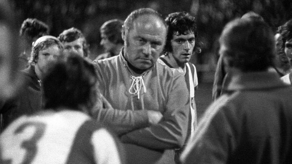 Trainer Heinz Krügel zwischen seinen Spielern vom 1. FC Magdeburg im Oktober 1975.