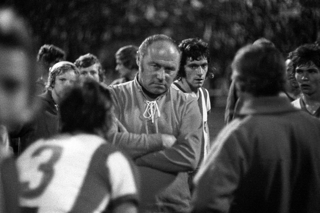 Trainer Heinz Krügel zwischen seinen Spielern vom 1. FC Magdeburg im Oktober 1975.