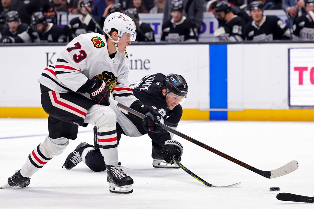 Lukas Reichel (l) bereitete bei der Niederlage seiner Chicago Blackhawks gegen die Tampa Bay Lightning einen Treffer vor.