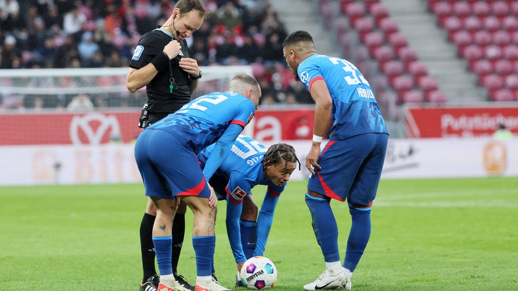 Xavi Simons legt sich den Ball für einen Freistoß zurecht.