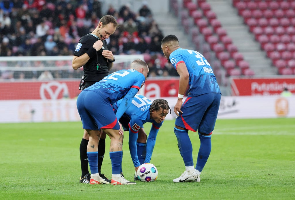 Xavi Simons legt sich den Ball für einen Freistoß zurecht.