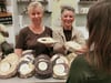 Sandra Schröder (links) und Daniela Böttcher werben für den Baumkuchen auf der Grünen Woche in Berlin. Foto: Marco Heide