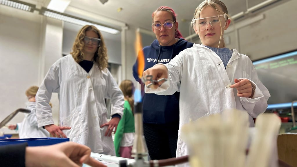 Hanna (rechts) und ihre Mutter Christin Palm entdecken die Welt der Chemie – mit Schutzbrillen und viel Neugier bei den Experimenten.