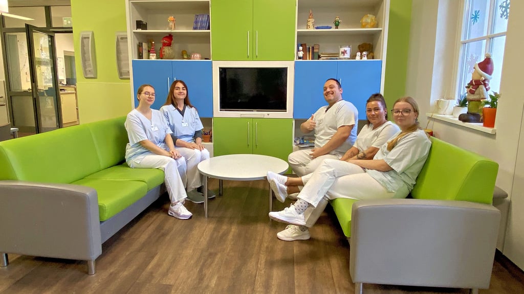 Carolin Wenkebach, Samira Brüggemann, Daniel Weichert, Sophie Telch und Melissa Schnegelberger (v.l.) absolvieren ihre Ausbildung am AWO-Fachkrankenhaus Jerichow.