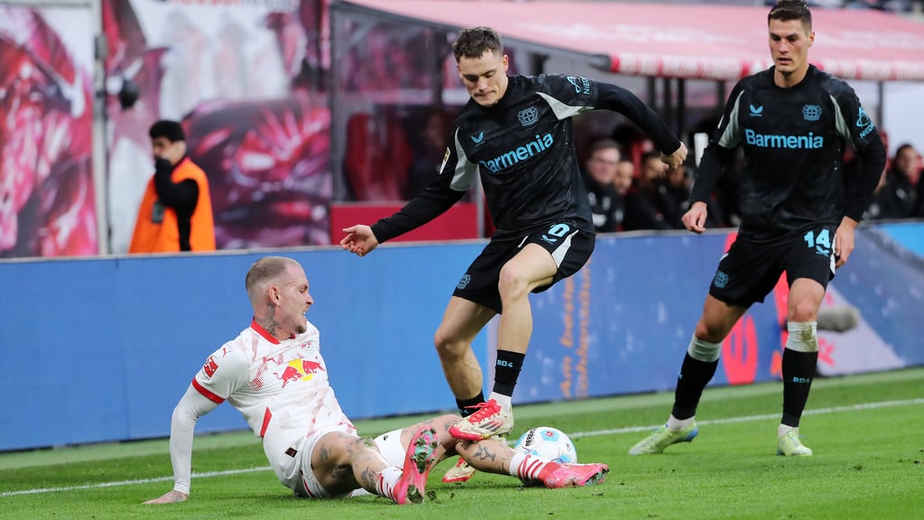 Gestempelt: Wirtz steht auf dem Knie von David Raum.