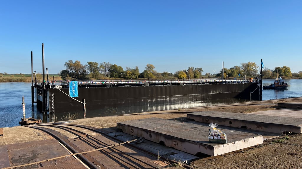 Mit diesem selbst konstruierten und gebauten Transportdock macht sich die SET unabhängiger vom Wasserstand der Elbe.