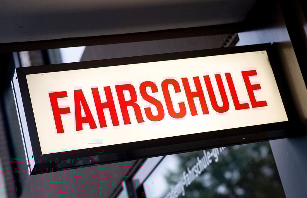 In Sachsen haben 2024 mehr Menschen die Fahrlehrerprüfung bestanden als 2023. (Archivbild)