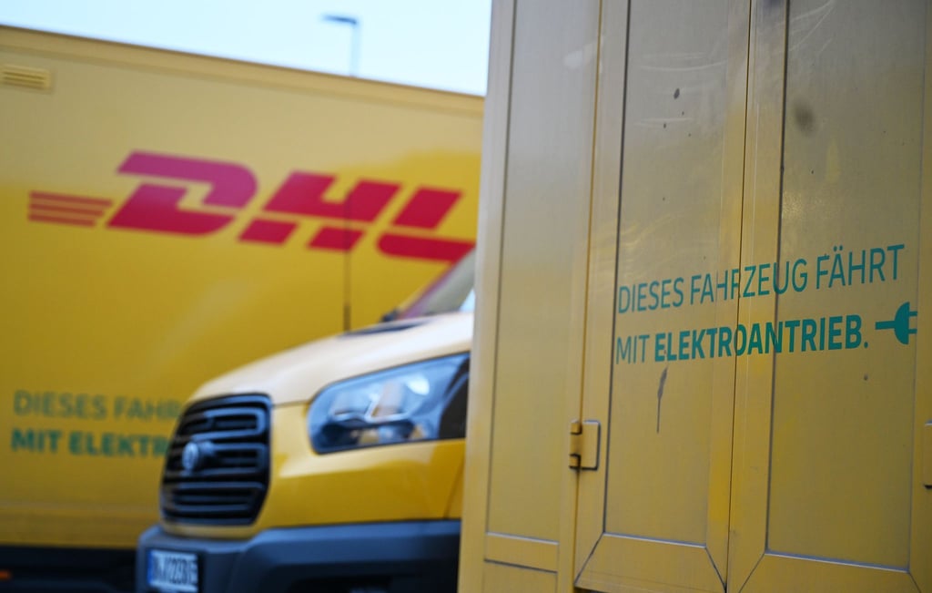 Elektro-Transporter von DHL stehen auf dem Gelände einer Düsseldorfer Zustellbasis. Von 120 Transportern sind dort 49 Stromer, auch dort soll der Elektro-Anteil künftig steigen.