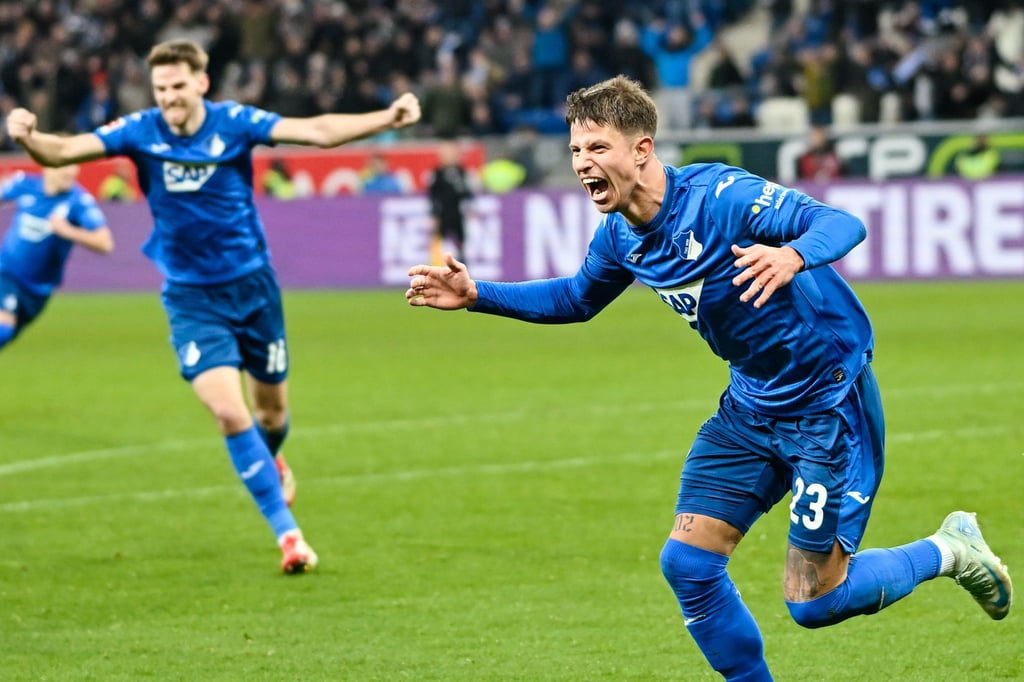 Adam Hlozek jubelt über das späte Tor zum 2:2.