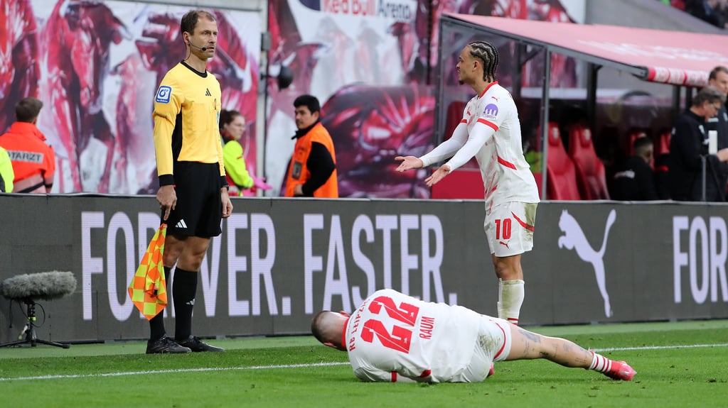 Xavi Simons kann es nicht fassen: Das Bayer-Tor zählt, auch wenn David Raum am Boden liegt.