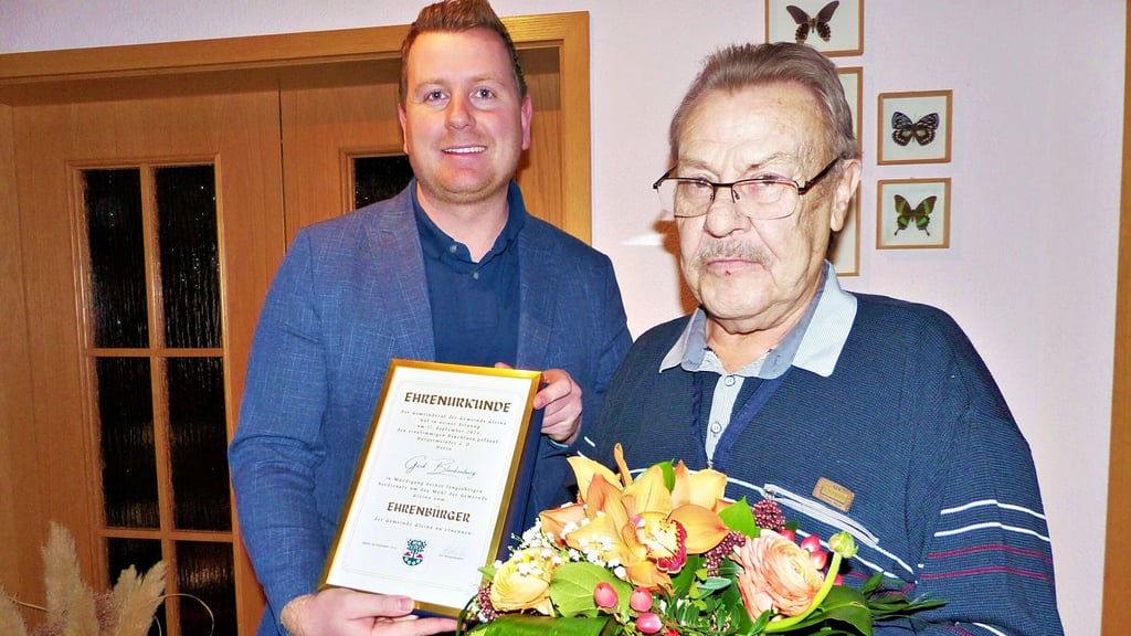 42 Lebensjahre liegen zwischen Gleinas aktuellem Gemeindebürgermeister Florina Schüler (l.) und seinem Vorgänger Gerd Blankenburg, der jetzt mit der Ehrenbürgerwürde seines Heimatortes ausgezeichnet wurde.