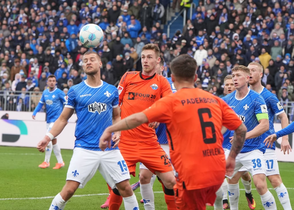 Der SV Darmstadt 98 (blau) und der SC Paderborn lieferten sich ein umkämpftes Duell mit nur wenigen Höhepunkten.
