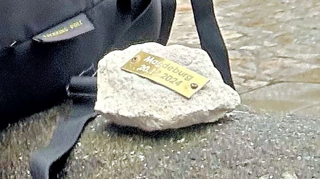 Dieser Stein aus dem Magdeburger Dom mit der Aufschrift „20.12.2024“ liegt nun in der Kathedrale.