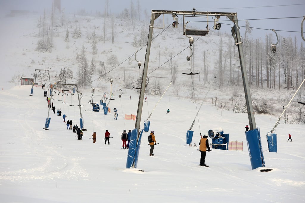 Auf eine derart geschlossene Schneedecke hoffen Liftbetreiber im Harz für die Zeugnisferien. (Archivbild)