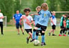 Kinder brauchen Bewegung. Fußball ist besonders beliebt bei den Jüngsten, wie hier ein Turnier von Magdeburger Horten zeigt. In der Feriensportwoche können sich Kids  auch in anderen Sportarten austesten.