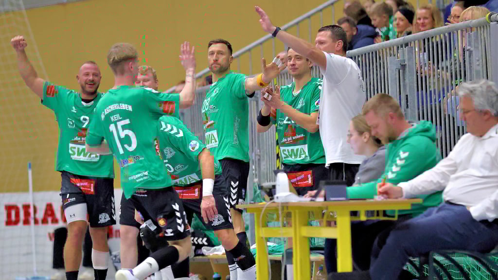 Jubel bei den Spielern des HC Aschersleben: Die Grün-Schwarzen feierten einen ungefährdeten Heimsieg gegen HC Glauchau/Meerane.